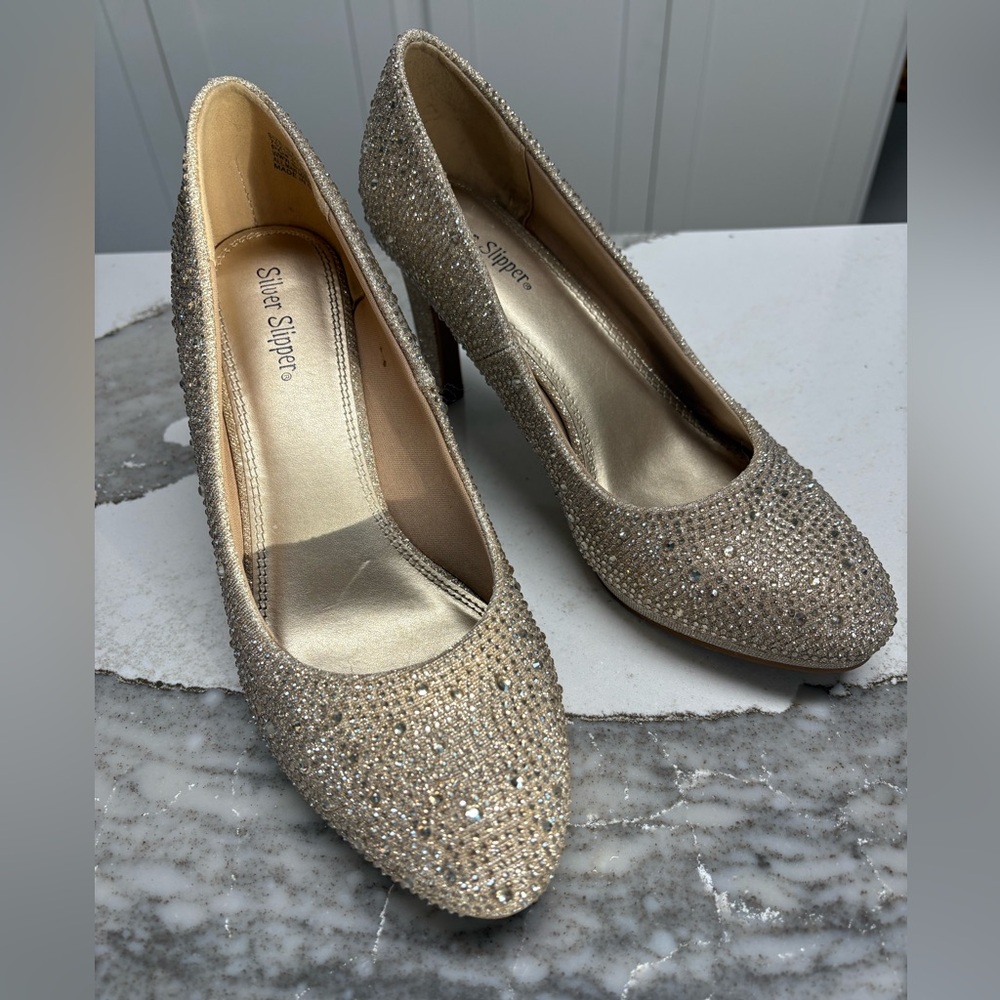 HOLIDAY Silver Slippers “Flirty” heels, Womens Rhinestone, Pump Size 9 Glitter